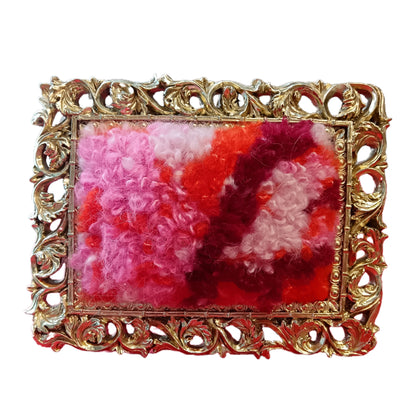 Arvopohja - Tekstiilitaideteos pöytäkehyksissä