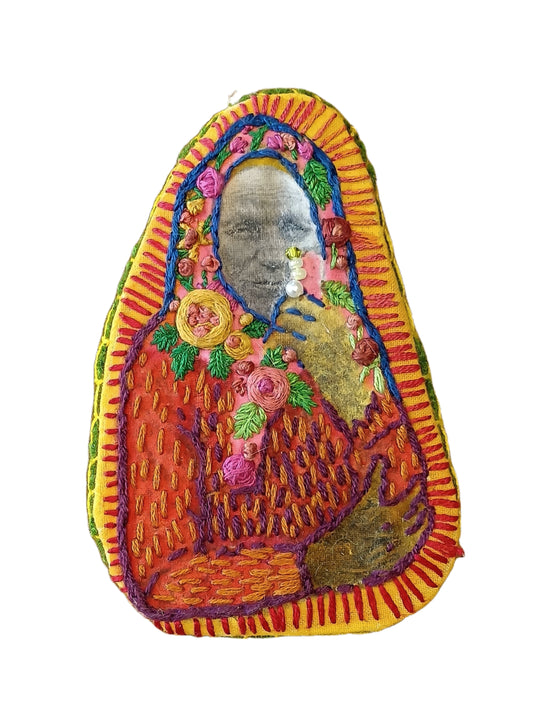 Isomummo Paraskeva - puettava tekstiilitaideteos