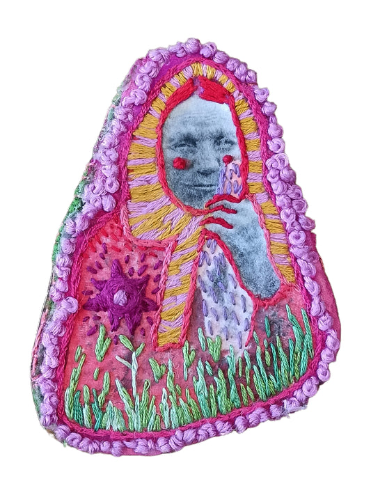 Isomummo Paraskeva - puettava tekstiilitaideteos