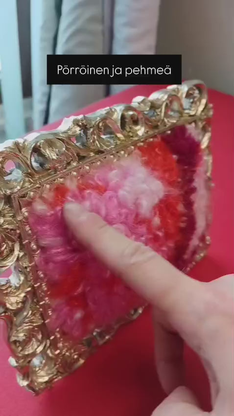 Arvopohja - Tekstiilitaideteos pöytäkehyksissä