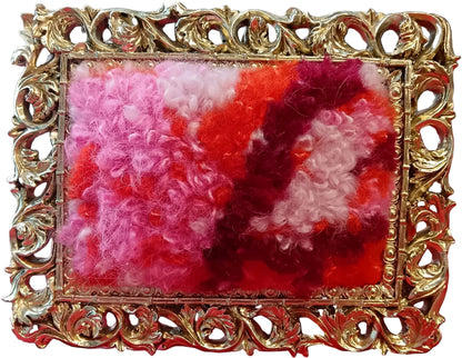 Arvopohja - Tekstiilitaideteos pöytäkehyksissä