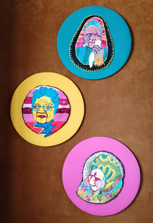 Esiäiti tekstiilitaideteos